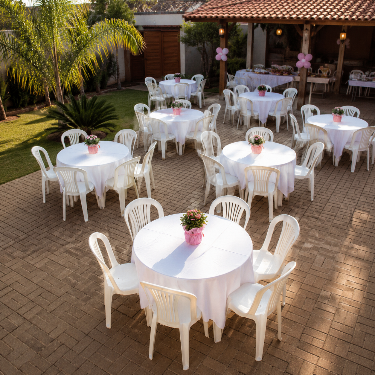 Evento montado com mesas e cadeiras